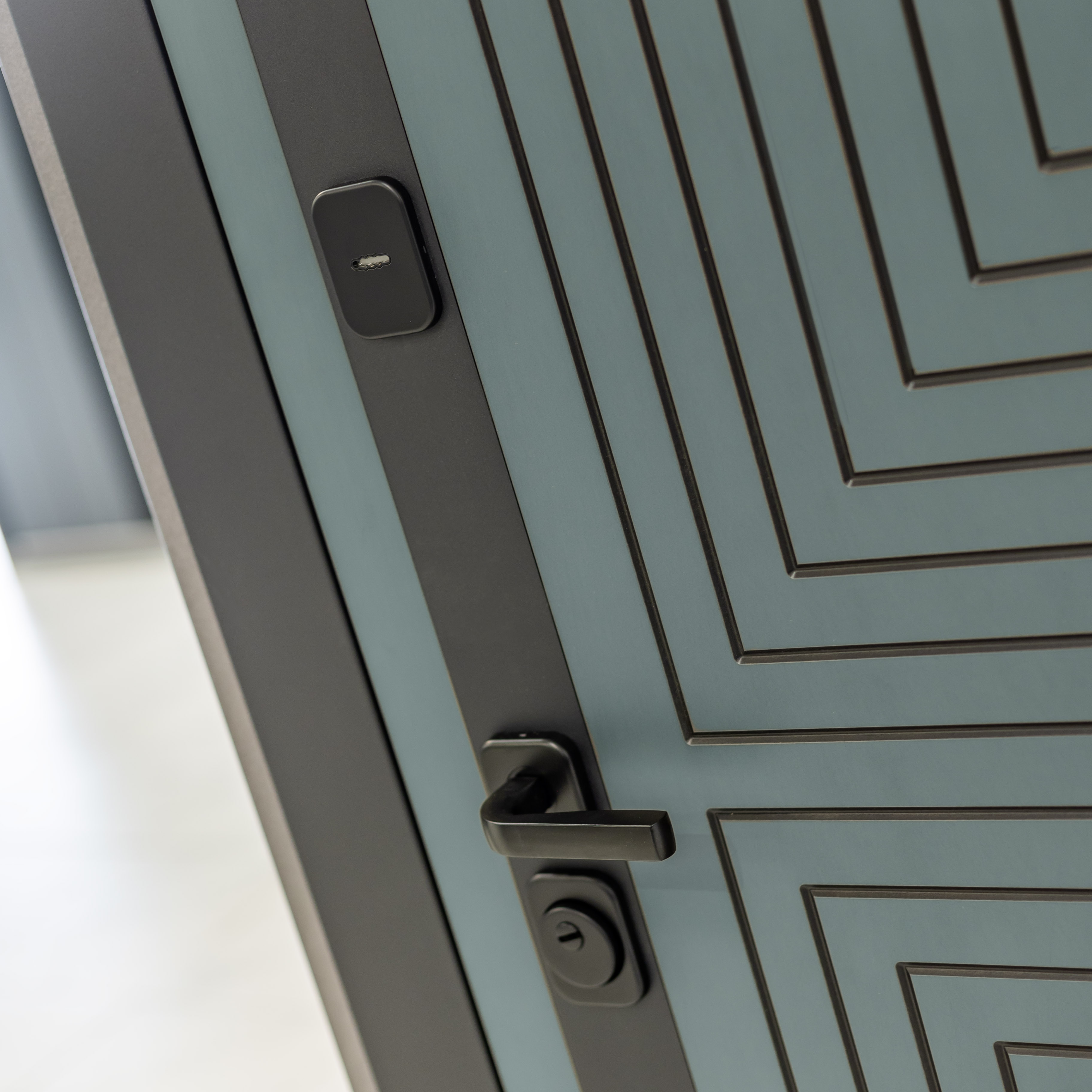 Входная дверь Кредор 01 - Беленый дуб, стекло черное